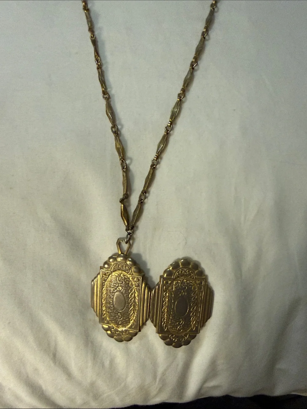 Vintage Gold-Tone Locket Necklace - Elegant Women Jewelry
